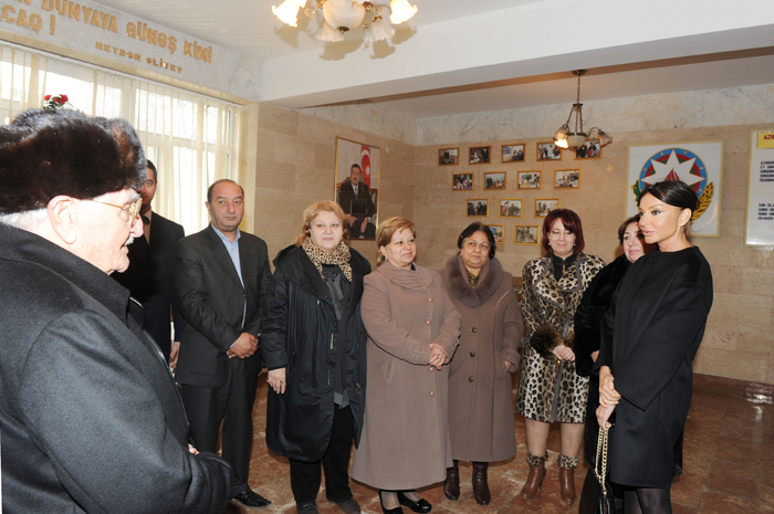 Birinci xanım Mehriban Əliyeva Xəzər rayonunda təmiri və əsaslı surətdə yenidən qurulması nəzərdə tutulan bir sıra obyektlərdə olub (FOTO)